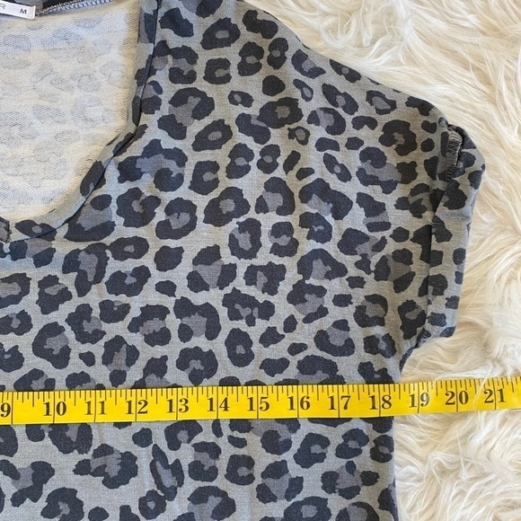 ANTISTAR~ Women’s Animal Print T- Shirt Dress V-Neck Loose fitting Rolled sleeve - Picture 6 of 7